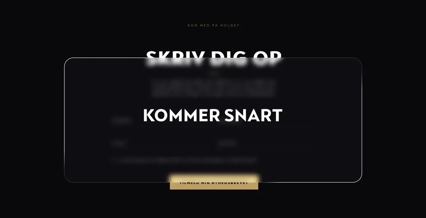 Mørk webside med en stor boks i midten, hvor der står “KOMMER SNART”.